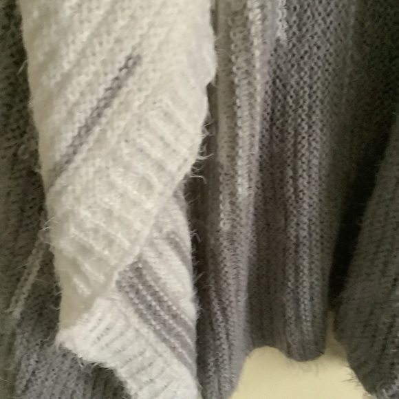 NWOT Gray Sweater Duster - Picture 4 of 9